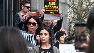 Фотогалерия: Хиляди излязоха на протест срещу насилието <span class="highlight">над</span> <span class="highlight">животни</span>