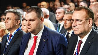 Четвъртият във властта: Доган напуска в опит да оцелее, Пеевски загрява на линията