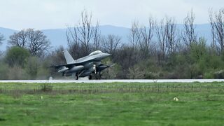 Първият български F-16 Block 70 вече е в авиобаза Граф Игнатиево