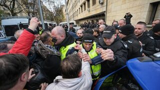 БОЕЦ връчи заповед за гражданско уволнение на Даниел Митов заради корупцията в МВР (видео)