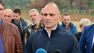 Македонската опозиция ще преизбере лидера си, докато търси посоката