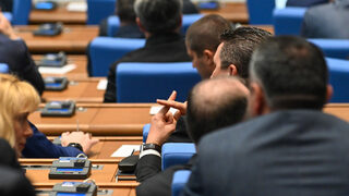 Българинът знае, че парламентът избира зависими хора