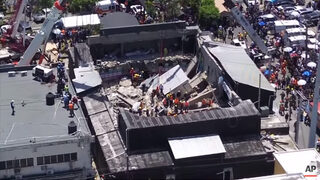 Видео показва срутения <span class="highlight">покрив</span> на нощен клуб в Доминиканската република, който уби най-малко 98 души