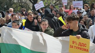 Фотогалерия: Ресторантьори блокираха центъра на София за около час