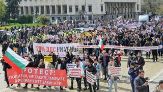 Фотогалерия: Ресторантьори блокираха центъра на София за около час