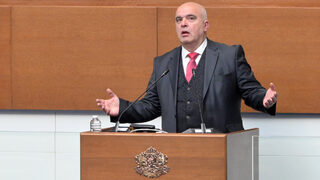 За да няма ГЕРБ мнозинство: парламентът спря обновяването на Комисията <span class="highlight">по</span> <span class="highlight">досиетата</span>