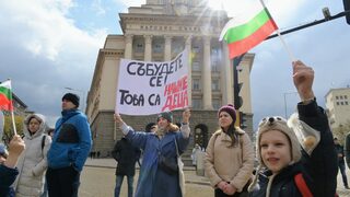 Фотогалерия: Около 500 протестиращи в София настояха да се сложи край на "<span class="highlight">войната</span>" <span class="highlight">по</span> <span class="highlight">пътищата</span>