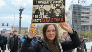 Фотогалерия: Хиляди в София протестираха за <span class="highlight">правова</span> и европейска <span class="highlight">държава</span> и срещу Пеевски
