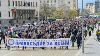 Фотогалерия: Хиляди в София протестираха за <span class="highlight">правова</span> и европейска <span class="highlight">държава</span> и срещу Пеевски