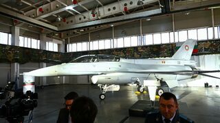Първият български F-16 летя за пръв път