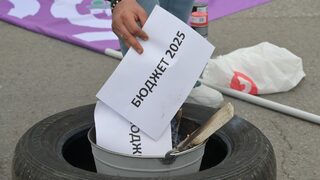 Фотогалерия: Протестиращите от градския транспорт гориха обещания и строиха <span class="highlight">стълба</span> към управляващите