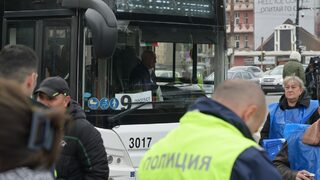Фотогалерия: Протестиращите от градския транспорт гориха обещания и строиха <span class="highlight">стълба</span> към управляващите
