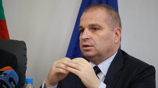 Отговорникът за пощите обяви, че никой не е разговарял с него за <span class="highlight">държавни</span> <span class="highlight">магазини</span> в тях