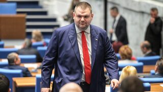 Пеевски отново спаси кабинета "Желязков", вотът на недоверие беше преодолян с лекота