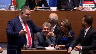 Пеевски си има правителство. А вие - спите ли?