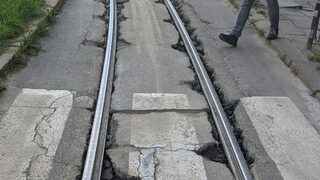 Дупки се отварят край част от трамвайното трасе на бул. "Скобелев" в София