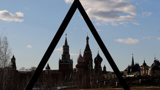 Москва отне гражданството на двама комици