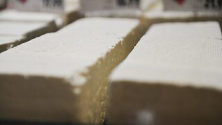 Производители са глобени за краве мляко в овче <span class="highlight">сирене</span>, открито преди 2 г.