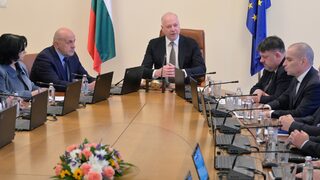 Кабинетът определи делегация от петима души за погребението на папата