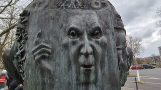 Катедрали, кръст, река - колко може да побере главата на един канцлер