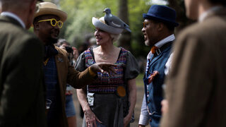 Фотогалерия: Назад във времето с ''Tweed Run''