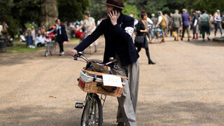 Фотогалерия: Назад във времето с ''Tweed Run''