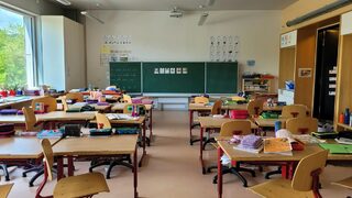 Хиляди учители и персонал напускат образователната система