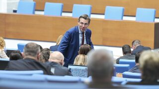 Парламентът наруши собствените си правила, за да запази депутатите на Пеевски в комисиите