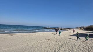 Общината в Поморие установила само малки нефтени топчета по плажовете