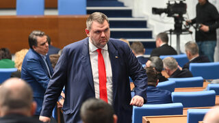 Предозиране: Пеевски поиска регистрация на тротинетките
