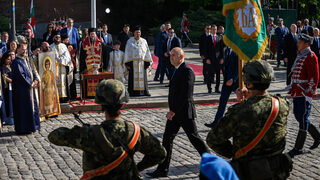 Фотогалерия: Церемонията пред Паметника на Незнайния воин в София за празника на армията