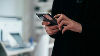 Милион българи вече правят и получават незабавни преводи по мобилен номер