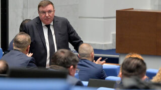 Управляващите приемат законодателна <span class="highlight">програма</span> и решават какво да правят с референдума