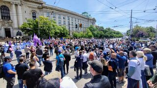 Протестът на работещите в обществените медии подрани, блокирано е кръстовището на университета