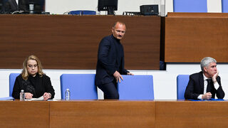 Винетка за камион на път само за коли - депутатите изслушаха подписалите договора с "Боташ"