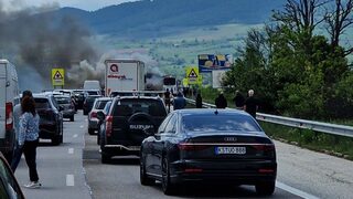 Магистрала "Тракия" в посока Бургас край Ихтиман беше затворена за час и половина зради горящ автобус