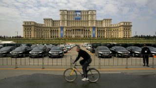 Как се печелят пари в Букурещ с призрака на комунизма