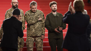 Фотогалерия: Боно и Шон Пен излязоха с украински ветерани на червения килим