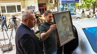 Снимка на деня: Ахмед Доган остана без партийна централа