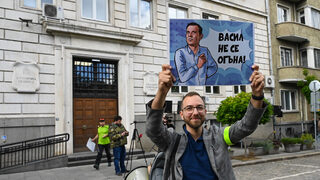 Фотогалерия: Хиляди граждани се събраха пред Столичната община в подкрепа на кмета Терзиев
