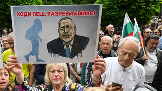 Фотогалерия: Хиляди граждани се събраха пред Столичната община в подкрепа на кмета Терзиев