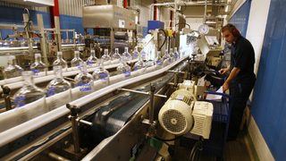 "Перно Рикар" купува производителя на "Абсолют" за 5.63 млрд. евро