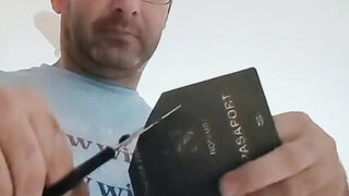 Недоволни от изборите, румънци унищожават паспортите си в "<span class="highlight">Тик</span> <span class="highlight">Ток</span>"
