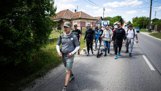 Основният съперник на Орбан стигна пеша до Румъния с призив да се излекуват раните