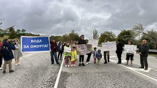 Протестиращи блокираха пътя София - Варна заради проблеми с водопровода в Омуртаг