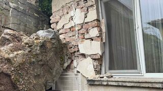 Подпорна стена се срути в квартал в Перник, семейство е евакуирано