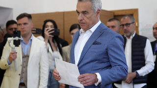 Неуспелият кандидат за президент на Румъния Джорджеску напуска политиката