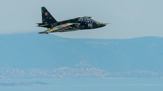 Военните се похвалиха с <span class="highlight">учения</span> със Су-25, "Кугар" и Ми-17 край Бургаския и Созополския залив