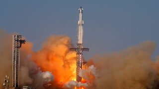 Корабът Starship излезе извън контрол, но летя по-далеч от преди