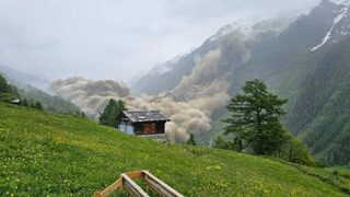 Част от ледник падна върху евакуирано село в Швейцария